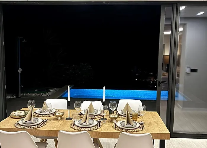 Amistad In With Private Pool And Sea Views Fuengirola